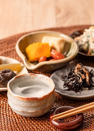 水焼の器に盛られた、季節を感じる贅沢な一皿